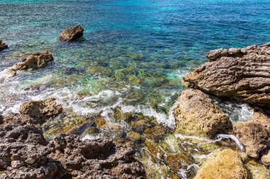  Yunanistan 'ın İyon Denizi' ndeki Korfu adasının güzel bir manzarası. Saf mavi berrak sular Yunan adasının kıyılarını suyla kaplıyor.