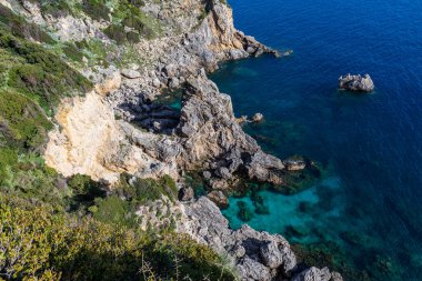  Yunanistan 'ın İyon Denizi' ndeki Korfu adasının güzel bir manzarası. Saf mavi berrak sular Yunan adasının kıyılarını suyla kaplıyor.