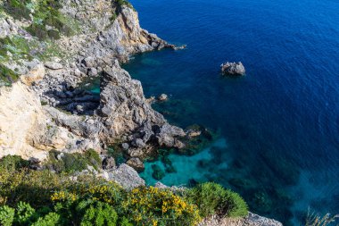  Yunanistan 'ın İyon Denizi' ndeki Korfu adasının güzel bir manzarası. Saf mavi berrak sular Yunan adasının kıyılarını suyla kaplıyor.