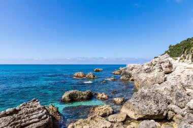  Yunanistan 'ın İyon Denizi' ndeki Korfu adasının güzel bir manzarası. Saf mavi berrak sular Yunan adasının kıyılarını suyla kaplıyor.