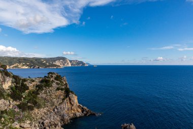  Yunanistan 'ın İyon Denizi' ndeki Korfu adasının güzel bir manzarası. Saf mavi berrak sular Yunan adasının kıyılarını suyla kaplıyor.