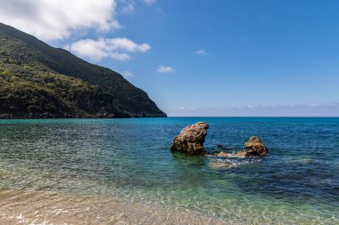  Yunanistan 'ın İyon Denizi' ndeki Korfu adasının güzel bir manzarası. Saf mavi berrak sular Yunan adasının kıyılarını suyla kaplıyor.