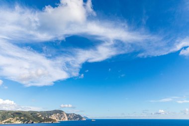 Yunanistan 'ın İyon Denizi' ndeki Korfu adasının güzel bir manzarası. Saf mavi berrak sular Yunan adasının kıyılarını suyla kaplıyor.