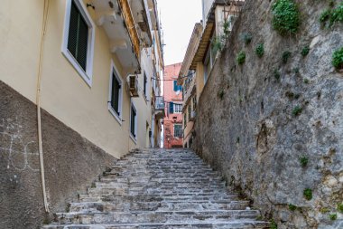 Korfu, Korfu Adası Yunanistan - 20 Nisan 2023: Bir turizm adasının sokaklarında yürüyüş