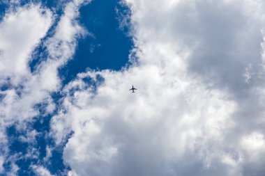 Yunanistan 'ın Korfu adası üzerinde bulutlarda uçan uçaklar