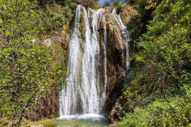 Yunanistan 'ın Korfu adasındaki dağlarda güzel bir şelale. Doğa severler için bir turistik yer..