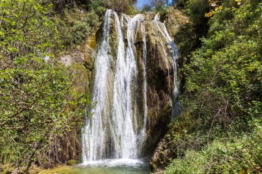 Yunanistan 'ın Korfu adasındaki dağlarda güzel bir şelale. Doğa severler için bir turistik yer..