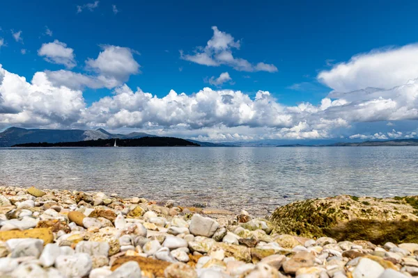ギリシャの地中海のイオニア海でコルフ島の海岸の美しい風景 純粋な青い澄んだ水はギリシャの島の海岸を洗い流しています — ストック写真