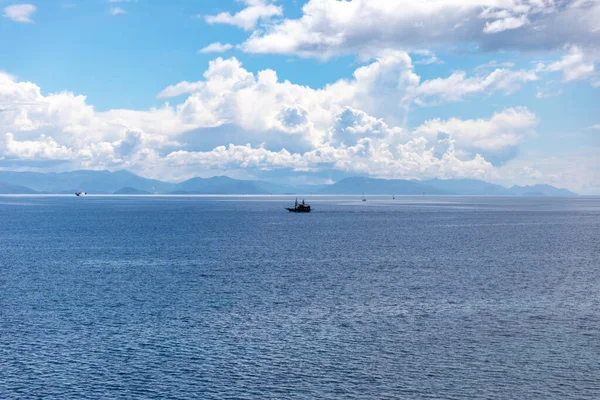 ギリシャのコルフ島近くのイオニア海 滑らかな水面を航行する船 美しい厚い雲 — ストック写真