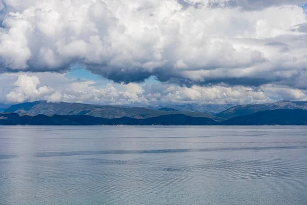 ギリシャの地中海のイオニア海でコルフ島の海岸の美しい風景 純粋な青い澄んだ水はギリシャの島の海岸を洗い流しています — ストック写真