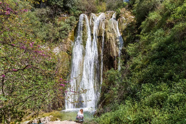 ギリシャのコルフ島の山々の美しい滝 自然愛好家のための観光地 — ストック写真