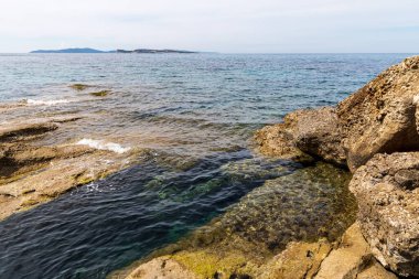  Yunanistan 'ın İyon Denizi' ndeki Korfu adasının güzel bir manzarası. Saf mavi berrak sular Yunan adasının kıyılarını suyla kaplıyor.