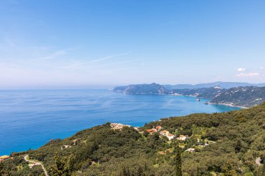  Yunanistan 'ın İyon Denizi' ndeki Korfu adasının güzel bir manzarası. Saf mavi berrak sular Yunan adasının kıyılarını suyla kaplıyor.