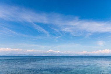  Yunanistan 'ın İyon Denizi' ndeki Korfu adasının güzel bir manzarası. Saf mavi berrak sular Yunan adasının kıyılarını suyla kaplıyor.