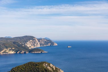  Yunanistan 'ın İyon Denizi' ndeki Korfu adasının güzel bir manzarası. Saf mavi berrak sular Yunan adasının kıyılarını suyla kaplıyor.