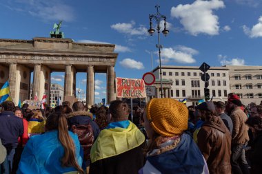 Berlin, Almanya - 24 Şubat 2024: Rusya 'nın tam ölçekli Ukrayna işgalinin ikinci yıldönümü. Göstericiler Almanya 'dan Ukrayna' ya askeri desteğin artırılmasını talep ettiler.