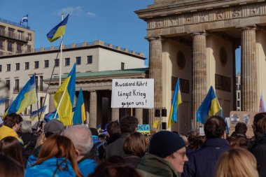 Berlin, Almanya - 24 Şubat 2024: Rusya 'nın tam ölçekli Ukrayna işgalinin ikinci yıldönümü. Göstericiler Almanya 'dan Ukrayna' ya askeri desteğin artırılmasını talep ettiler.