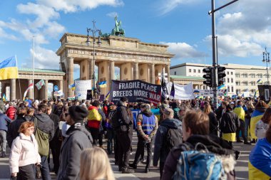 Berlin, Almanya - 24 Şubat 2024: Rusya 'nın tam ölçekli Ukrayna işgalinin ikinci yıldönümü. Göstericiler Almanya 'dan Ukrayna' ya askeri desteğin artırılmasını talep ettiler.