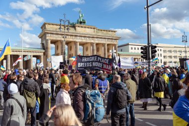 Berlin, Almanya - 24 Şubat 2024: Rusya 'nın tam ölçekli Ukrayna işgalinin ikinci yıldönümü. Göstericiler Almanya 'dan Ukrayna' ya askeri desteğin artırılmasını talep ettiler.