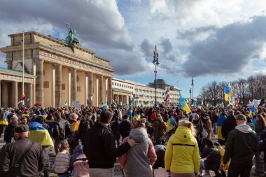 Berlin, Almanya - 24 Şubat 2024: Rusya 'nın tam ölçekli Ukrayna işgalinin ikinci yıldönümü. Göstericiler Almanya 'dan Ukrayna' ya askeri desteğin artırılmasını talep ettiler.