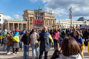 Berlin, Almanya - 24 Şubat 2024: Rusya 'nın tam ölçekli Ukrayna işgalinin ikinci yıldönümü. Göstericiler Almanya 'dan Ukrayna' ya askeri desteğin artırılmasını talep ettiler.