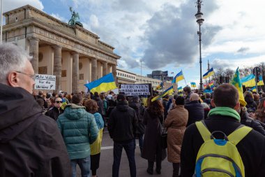 Berlin, Almanya - 24 Şubat 2024: Rusya 'nın tam ölçekli Ukrayna işgalinin ikinci yıldönümü. Göstericiler Almanya 'dan Ukrayna' ya askeri desteğin artırılmasını talep ettiler.