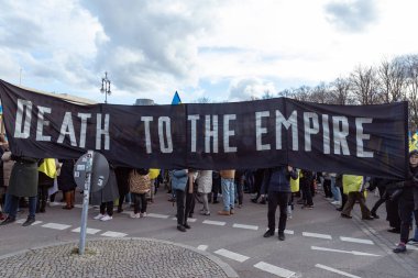 Berlin, Almanya - 24 Şubat 2024: Rusya 'nın tam ölçekli Ukrayna işgalinin ikinci yıldönümü. Göstericiler Almanya 'dan Ukrayna' ya askeri desteğin artırılmasını talep ettiler.