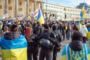 Berlin, Almanya - 24 Şubat 2024: Rusya 'nın tam ölçekli Ukrayna işgalinin ikinci yıldönümü. Göstericiler Almanya 'dan Ukrayna' ya askeri desteğin artırılmasını talep ettiler.