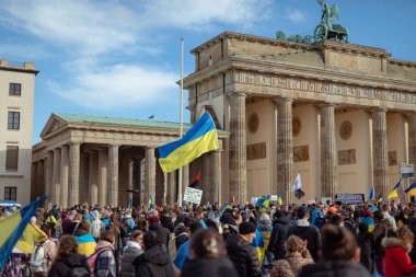 Berlin, Almanya - 24 Şubat 2024: Rusya 'nın tam ölçekli Ukrayna işgalinin ikinci yıldönümü. Göstericiler Almanya 'dan Ukrayna' ya askeri desteğin artırılmasını talep ettiler.