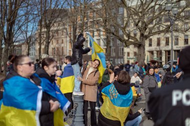 Berlin, Almanya - 24 Şubat 2024: Rusya 'nın tam ölçekli Ukrayna işgalinin ikinci yıldönümü. Göstericiler Almanya 'dan Ukrayna' ya askeri desteğin artırılmasını talep ettiler.