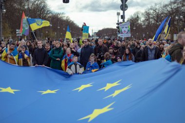 Berlin, Almanya - 24 Şubat 2024: Rusya 'nın tam ölçekli Ukrayna işgalinin ikinci yıldönümü. Göstericiler Almanya 'dan Ukrayna' ya askeri desteğin artırılmasını talep ettiler.