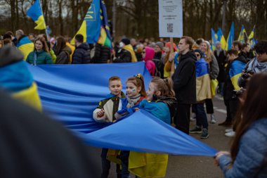 Berlin, Almanya - 24 Şubat 2024: Rusya 'nın tam ölçekli Ukrayna işgalinin ikinci yıldönümü. Göstericiler Almanya 'dan Ukrayna' ya askeri desteğin artırılmasını talep ettiler.