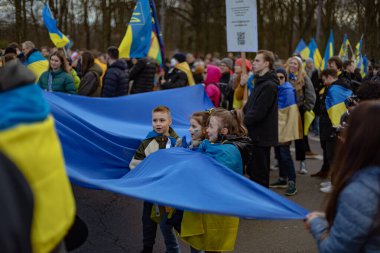 Berlin, Almanya - 24 Şubat 2024: Rusya 'nın tam ölçekli Ukrayna işgalinin ikinci yıldönümü. Göstericiler Almanya 'dan Ukrayna' ya askeri desteğin artırılmasını talep ettiler.