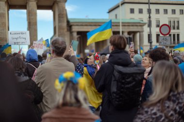Berlin, Almanya - 24 Şubat 2024: Rusya 'nın tam ölçekli Ukrayna işgalinin ikinci yıldönümü. Göstericiler Almanya 'dan Ukrayna' ya askeri desteğin artırılmasını talep ettiler.
