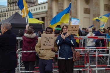 Berlin, Almanya - 24 Şubat 2024: Rusya 'nın tam ölçekli Ukrayna işgalinin ikinci yıldönümü. Göstericiler Almanya 'dan Ukrayna' ya askeri desteğin artırılmasını talep ettiler.
