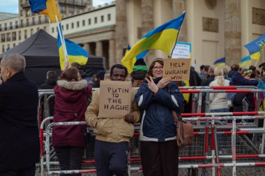 Berlin, Almanya - 24 Şubat 2024: Rusya 'nın tam ölçekli Ukrayna işgalinin ikinci yıldönümü. Göstericiler Almanya 'dan Ukrayna' ya askeri desteğin artırılmasını talep ettiler.