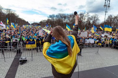 Berlin, Almanya - 24 Şubat 2024: Rusya 'nın tam ölçekli Ukrayna işgalinin ikinci yıldönümü. Göstericiler Almanya 'dan Ukrayna' ya askeri desteğin artırılmasını talep ettiler.