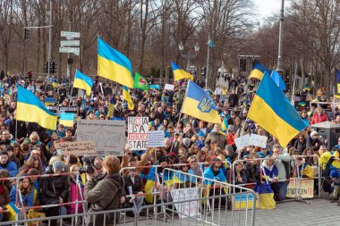 Berlin, Almanya - 24 Şubat 2024: Rusya 'nın tam ölçekli Ukrayna işgalinin ikinci yıldönümü. Göstericiler Almanya 'dan Ukrayna' ya askeri desteğin artırılmasını talep ettiler.