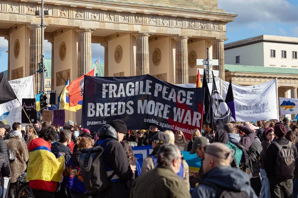 Berlin Németország 2024 Február Oroszország Ukrajnai Inváziójának Második Évfordulója Tüntetők — Stock Fotó