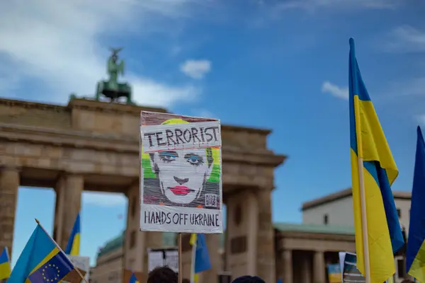 ベルリン ドイツ 2024年2月24日 ロシアによるウクライナ侵攻の2周年 デモ参加者は ドイツからウクライナへの軍事支援の増加を要求した — ストック写真