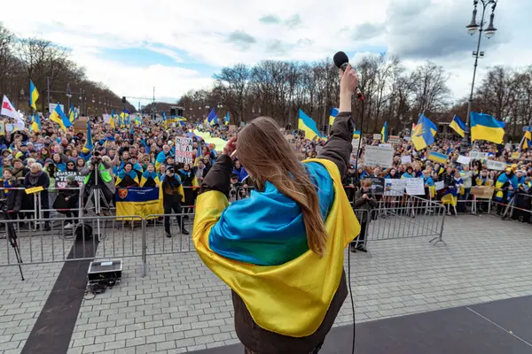 德国柏林 2024年2月24日 俄罗斯全面入侵乌克兰两周年纪念日 示威者要求德国增加对乌克兰的军事支持 — 图库照片#