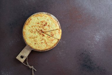 Patatesli tortilla, patatesli İspanyol omleti, tipik İspanyol mutfağı.