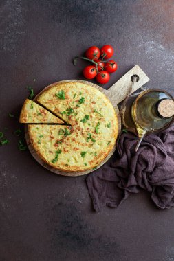 Patatesli tortilla, patatesli İspanyol omleti, tipik İspanyol mutfağı.