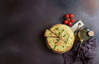 Patatesli tortilla, patatesli İspanyol omleti, tipik İspanyol mutfağı.