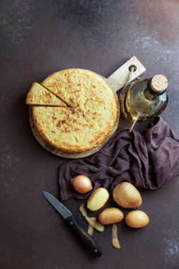Patatesli tortilla, patatesli İspanyol omleti, tipik İspanyol mutfağı.