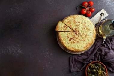 Patatesli tortilla, patatesli İspanyol omleti, tipik İspanyol mutfağı.