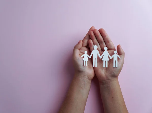 Mãos Segurando Papel Recorte Familiar Seguro Vida Conceito Distanciamento Social — Fotografia de Stock