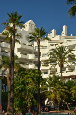 H10Estepona Sarayı, beyaz cephe, bitkiler, mimari, dinlenmek için yer.