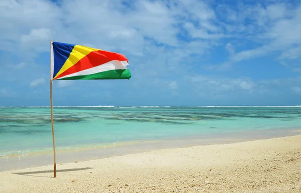 아름다운 모래사장 세이셸의 깃발이 — 스톡 사진