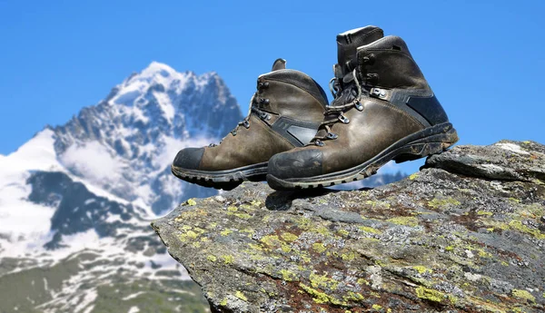 Wanderschuhe Auf Dem Felsen Hintergrund Der Berg Aiguille Verte Naturpark — Stockfoto